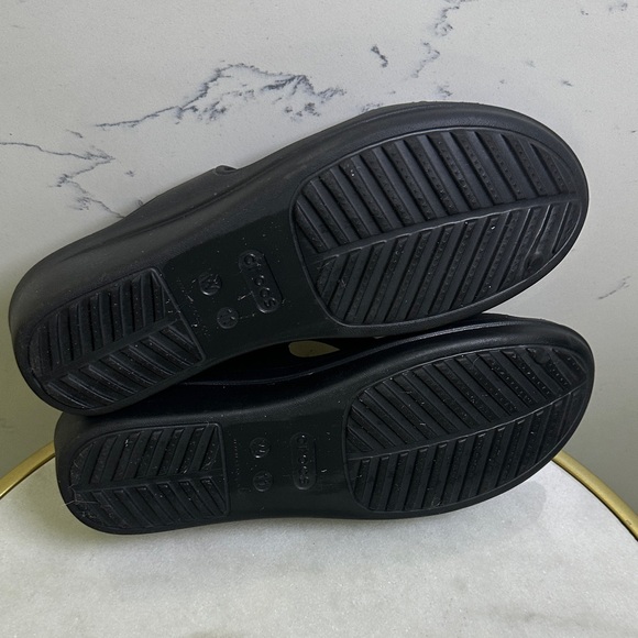 CROCS Sanrah Women’s Black Silver Hammered Tear Drop Sandals size 11 - Picture 4 of 4